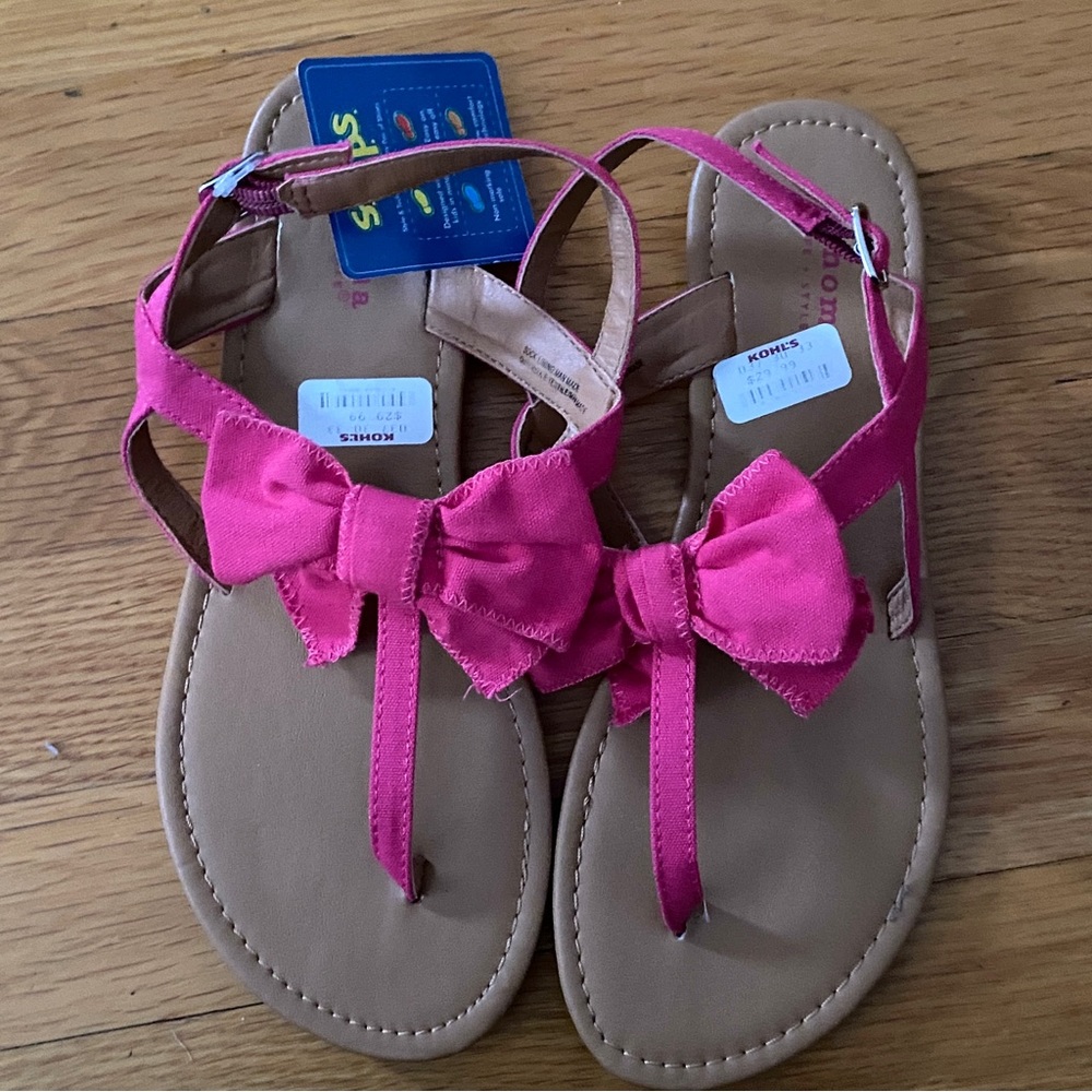 NWT Sonoma big girls pink bow sandals.  Size 4.